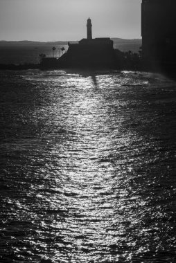 Gün batımına karşı deniz fenerinin silueti. Salvador, Bahia, Brezilya.