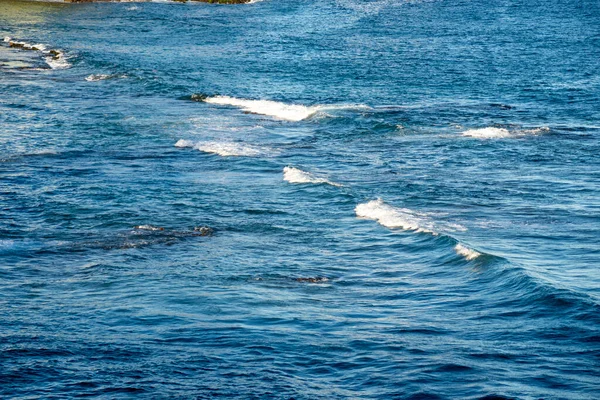 ブラジルのバイーア州サルバドール市の波と青い海の美しい景色 — ストック写真