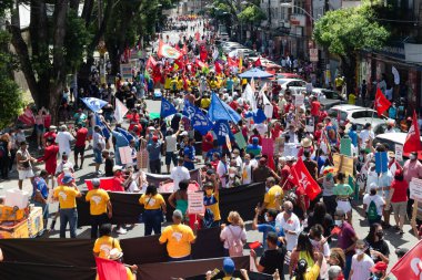 Salvador, Bahia, Brezilya - 07 Eylül 2021: Brezilyalılar Bahia eyaletinin Salvador kentinde Başkan Jair Bolsonaro hükümetine karşı pankart ve afişlerle protesto gösterisi düzenlediler.    