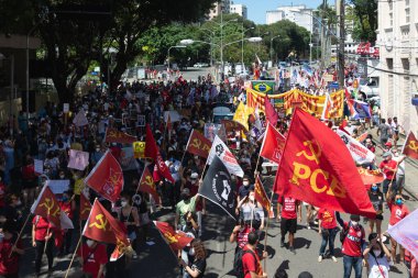 Salvador, Bahia, Brezilya - 07 Eylül 2021: Brezilyalılar Bahia eyaletinin Salvador kentinde Başkan Jair Bolsonaro hükümetine karşı pankart ve afişlerle protesto gösterisi düzenlediler.    