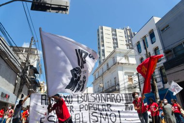 Salvador, Bahia, Brezilya - 07 Eylül 2021: Brezilyalılar Bahia eyaletinin Salvador kentinde Başkan Jair Bolsonaro hükümetine karşı pankart ve afişlerle protesto gösterisi düzenlediler.    