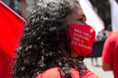 Salvador, Bahia, Brezilya - 07 Eylül 2021: Brezilyalılar Bahia eyaletinin Salvador kentinde Başkan Jair Bolsonaro hükümetine karşı pankart ve afişlerle protesto gösterisi düzenlediler.    