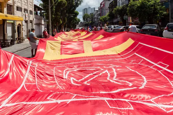 Salvador, Bahia, Brezilya - 07 Eylül 2021: Brezilyalılar Bahia eyaletinin Salvador kentinde Başkan Jair Bolsonaro hükümetine karşı pankart ve afişlerle protesto gösterisi düzenlediler.    