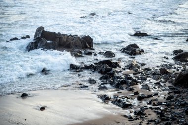 Sahildeki kayalarda deniz dalgaları kırılıyor. Salvador, Bahia Eyaleti, Brezilya.