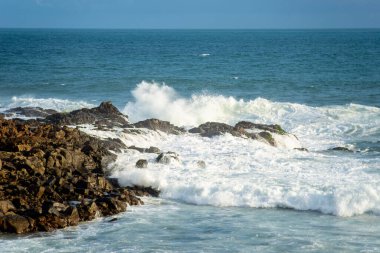 Sahildeki kayalarda deniz dalgaları kırılıyor. Salvador, Bahia Eyaleti, Brezilya.
