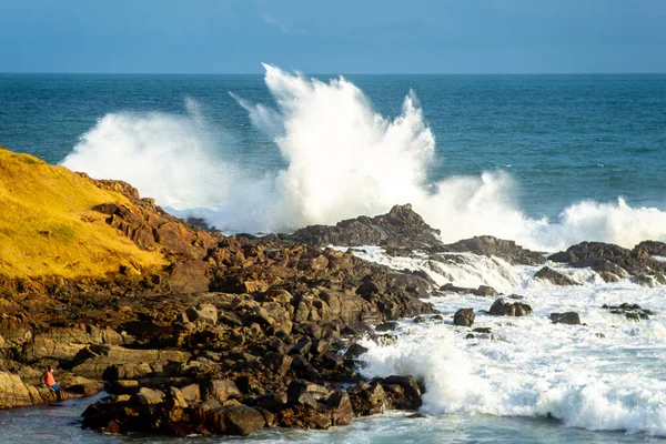 海の波は ビーチの岩の上に速報 サルバドール バイーア州 ブラジル — ストック写真