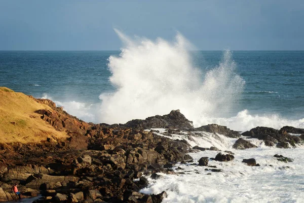 Zeegolven Breken Rotsen Salvador Deelstaat Bahia Brazilië — Stockfoto