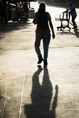 Salvador, Bahia, Brezilya - 26 Eylül 2021: Salvador, Bahia Eyaleti, Brezilya kaldırımlarında yürüyen bir kişinin silueti.