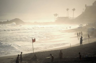 Salvador, Bahia, Brezilya - 26 Eylül 2021: Brezilya 'nın Bahia eyaletindeki Farol da Barra plajında insan grupları.