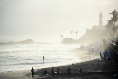 Salvador, Bahia, Brezilya - 26 Eylül 2021: Brezilya 'nın Bahia eyaletindeki Farol da Barra plajında insan grupları.