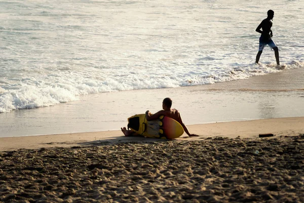 Salvador Bahia Brazilië September 2021 Surfer Zittend Het Strand Zand — Stockfoto