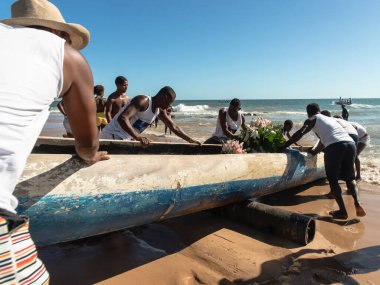 Salvador, Bahia, Brezilya - 20 Ocak 2019: Balıkçılar Iemanja 'nın Salvador, Bahia, Brezilya' daki Boca do Rio plajında verdiği hediyeleri teslim etmek için kano koydular.