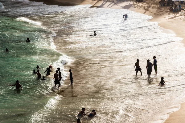 萨尔瓦多 巴西巴伊亚州 2021年8月22日 在巴西萨尔瓦多的里约维尔梅略社区的Paciencia海滩上有大批人 人们在大脑皮层病毒大流行期间玩得很开心 — 图库照片