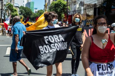 Salvador, Bahia, Brezilya - 07 Eylül 2021: Brezilyalılar Bahia eyaletinin Salvador kentinde Başkan Jair Bolsonaro hükümetine karşı pankart ve afişlerle protesto gösterisi düzenlediler.    