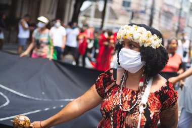 Salvador, Bahia, Brezilya - 07 Eylül 2021: Brezilyalılar Bahia eyaletinin Salvador kentinde Başkan Jair Bolsonaro hükümetine karşı pankart ve afişlerle protesto gösterisi düzenlediler.    