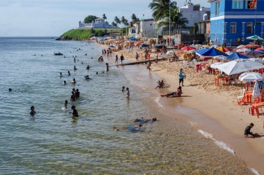 Salvador, Bahia, Brezilya - 31 Aralık 2021: Boa Viagem plajında yüzenler Salvador şehrinde güneşin tadını çıkarıyorlar, Bahia, Brezilya.