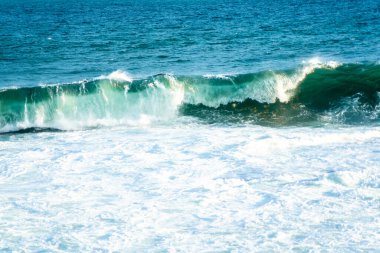 Orta dalgalar sahile çarpıyor. Salvador Şehri, Bahia Eyaleti, Brezilya.