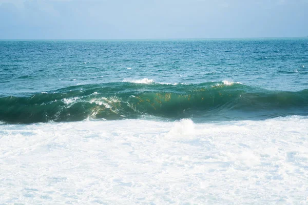 Средние Волны Разбивающиеся Берег Сальвадор Штат Баия Бразилия — стоковое фото