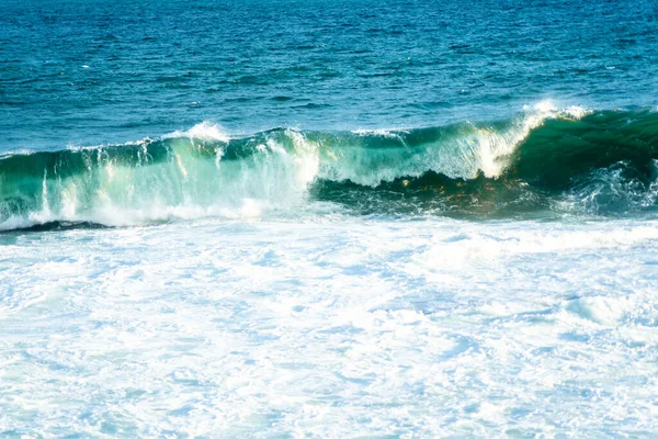 Orta dalgalar sahile çarpıyor. Salvador Şehri, Bahia Eyaleti, Brezilya.