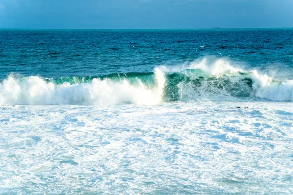 Ondas Médias Cair Praia Salvador Bahia Brasil — Fotografia de Stock