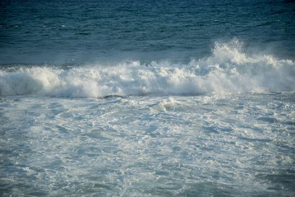 Middelhoge Golven Storten Neer Het Strand Salvador Stad Bahia Staat — Stockfoto