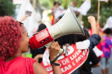 Salvador, Bahia, Brezilya - Abril 09, 2022: Brezilya Cumhurbaşkanı Jair Bolsonaro 'nun Salvador kentindeki hükümetine karşı afiş ve afişlerle protesto.