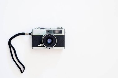 Beyaz arka planda eski bir fotoğraf makinesi. Salvador, Bahia, Brezilya.