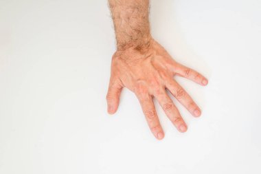 Beyaz arka planda açık renkli bir elin yakın çekimi. Salvador, Bahia, Brezilya.