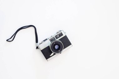 Beyaz arka planda eski bir fotoğraf makinesi. Salvador, Bahia, Brezilya.