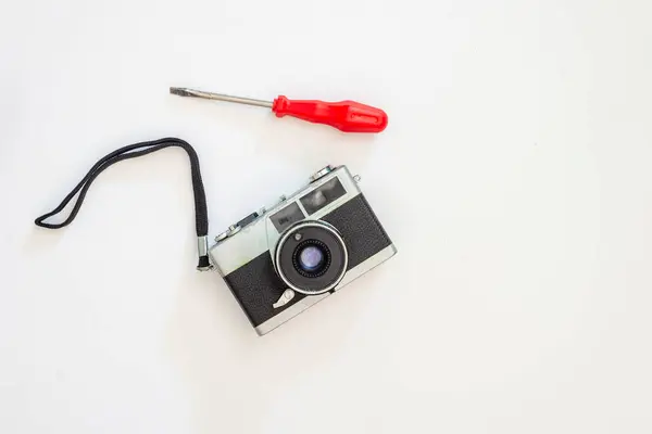 Παλιά Φωτογραφική Μηχανή Φιλμ Και Ένα Κατσαβίδι Λευκό Φόντο Salvador — Φωτογραφία Αρχείου