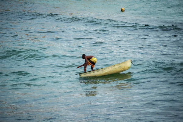 Muž Rybářské Lodi Pláži Rio Vermelho Město Salvador Bahia Brazílie — Stock fotografie