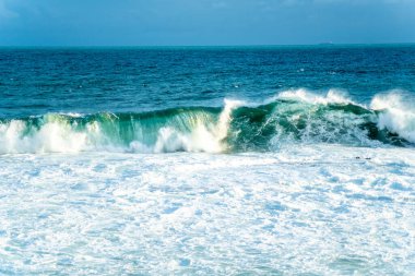 Orta dalgalar sahile çarpıyor. Salvador Şehri, Bahia Eyaleti, Brezilya.