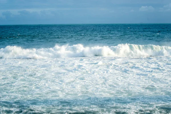 Ondas Médias Cair Praia Salvador Bahia Brasil — Fotografia de Stock