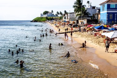 Salvador, Bahia, Brezilya - 31 Aralık 2021: Boa Viagem plajında yüzenler Salvador şehrinde güneşin tadını çıkarıyorlar, Bahia, Brezilya.