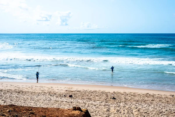 Salvador, Bahia, Brezilya - 10 Ekim 2021: Brezilya 'nın Bahia eyaletindeki Salvador' da Boca do Rio sahilinde iki balıkçı.