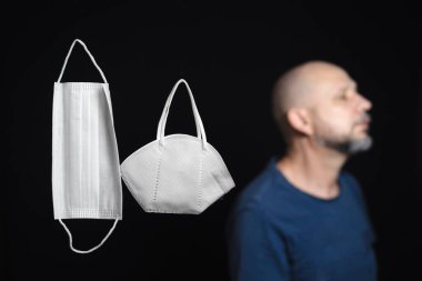 Covid-19 'a karşı iki koruyucu maskenin portresi ve siyah arka plana güvenen bir adam. Salvador, Bahia, Brezilya.