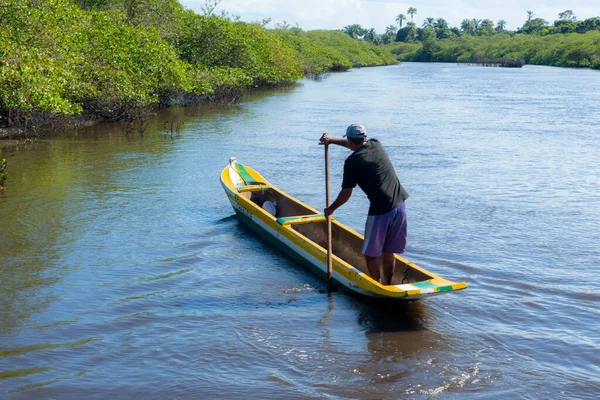 Maragogipinho, Bahia, Brezilya - 15 Haziran 2018: Maragogipinho, Bahia, Brezilya 'daki Jaguaripe Nehri' nde balık tutmak için kanoda duran balıkçı.