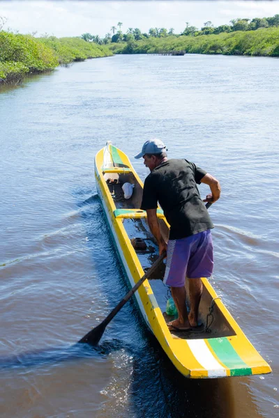 Maragogipinho, Bahia, Brezilya - 15 Haziran 2018: Maragogipinho, Bahia, Brezilya 'daki Jaguaripe Nehri' nde balık tutmak için kanoda duran balıkçı.