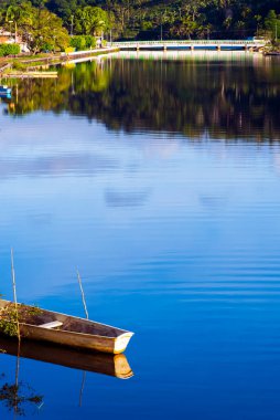 Nilo Pecanha, Bahia, Brezilya - 01 Temmuz 2018: Nil Nehri 'nin manzarası ve arkaplanda Brezilya' nın Bahia eyaletindeki Nilo Pecanha şehrinde ormanlı köprüsü.