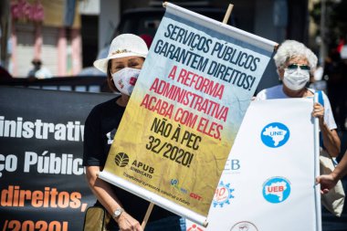 Salvador, Bahia, Brezilya - 07 Eylül 2021: Brezilyalılar Bahia eyaletinin Salvador kentinde Başkan Jair Bolsonaro hükümetine karşı pankart ve afişlerle protesto gösterisi düzenlediler.    