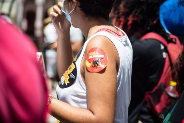 Salvador, Bahia, Brezilya - 07 Eylül 2021: Brezilyalılar Bahia eyaletinin Salvador kentinde Başkan Jair Bolsonaro hükümetine karşı pankart ve afişlerle protesto gösterisi düzenlediler.    