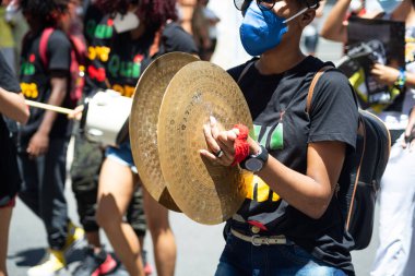 Salvador, Bahia, Brezilya - 07 Eylül 2021: Brezilyalılar Bahia eyaletinin Salvador kentinde Başkan Jair Bolsonaro hükümetine karşı pankart ve afişlerle protesto gösterisi düzenlediler.    