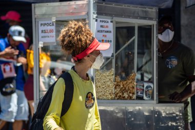 Salvador, Bahia, Brezilya - 07 Eylül 2021: Brezilyalılar Bahia eyaletinin Salvador kentinde Başkan Jair Bolsonaro hükümetine karşı pankart ve afişlerle protesto gösterisi düzenlediler.    