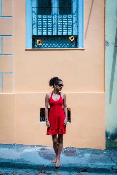 Retrato Una Mujer Vestida Rojo Calle Día Soleado Brillante Salvador —  Fotos de Stock