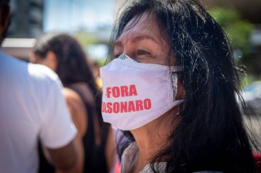 Salvador, Bahia, Brezilya - 07 Eylül 2021: Brezilyalılar Bahia eyaletinin Salvador kentinde Başkan Jair Bolsonaro hükümetine karşı pankart ve afişlerle protesto gösterisi düzenlediler.
