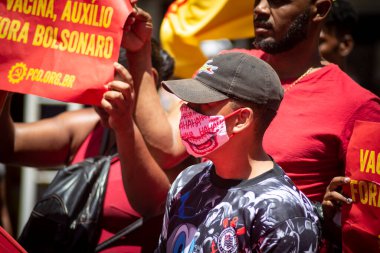 Salvador, Bahia, Brezilya - 07 Eylül 2021: Brezilyalılar Bahia eyaletinin Salvador kentinde Başkan Jair Bolsonaro hükümetine karşı pankart ve afişlerle protesto gösterisi düzenlediler.    