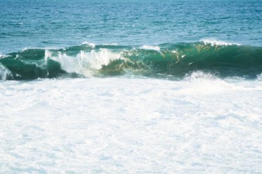 Orta dalgalar sahile çarpıyor. Salvador Şehri, Bahia Eyaleti, Brezilya.