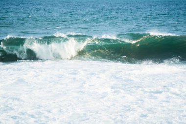 Orta dalgalar sahile çarpıyor. Salvador Şehri, Bahia Eyaleti, Brezilya.
