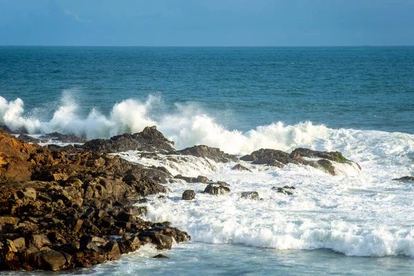 Sahildeki Kayalarda Deniz Dalgaları Kırılıyor Salvador Bahia Eyaleti Brezilya — Stok fotoğraf