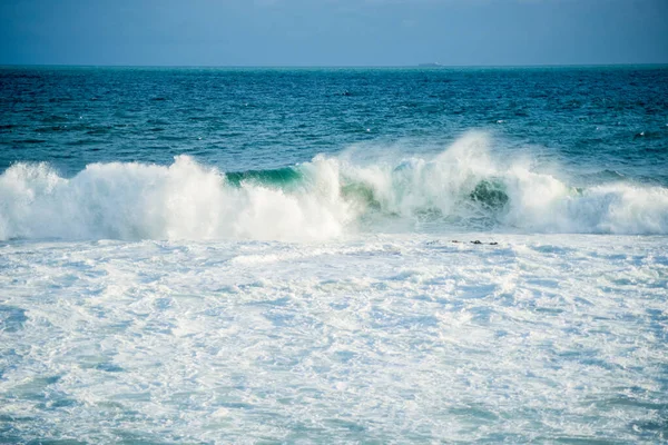 Ondas Médias Cair Praia Salvador Bahia Brasil — Fotografia de Stock